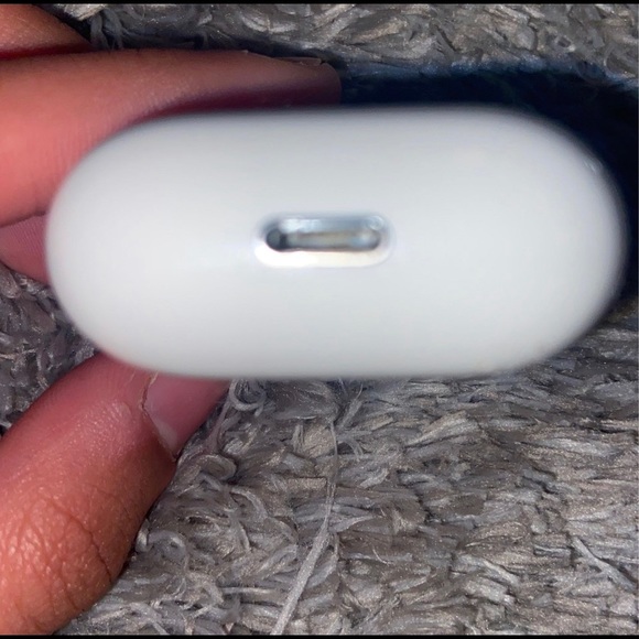 AIRPODS CASE(no airpods)CHEAP !! IN GOOD CONDITION - Picture 4 of 5